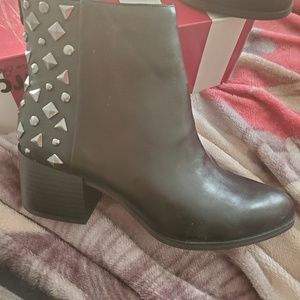 👢👢👢 Black on studded boots